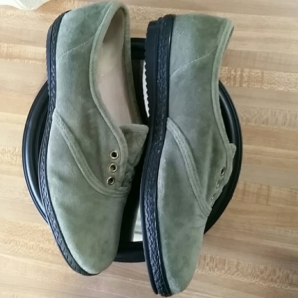 The Tog Shop velvet sage green size 8 slip on shoe - Picture 3 of 6